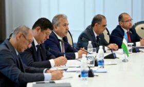 В Чолпон-Ате прошло заседание комиссии по сотрудничеству между парламентами Кыргызстана и Узбекистана