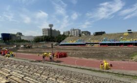 На стадионе им.Дөлөна Өмүрзакова в Бишкеке идет ремонт. Фото