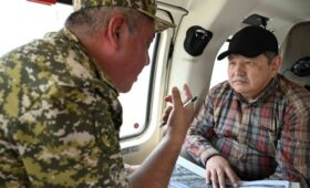Акылбек Жапаров на вертолете облетел Ноокат и увидел последствия селей