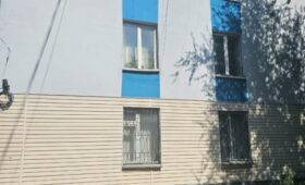 Жители дома напротив ТЭЦ поблагодарили мэра Бишкека за ремонт дома
