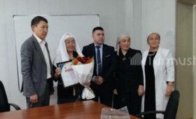 Белый платок и цветы: В Баткенском областном ЦСМ проводили на отдых Ж.Баитову, проработавшую 50 лет (фото)