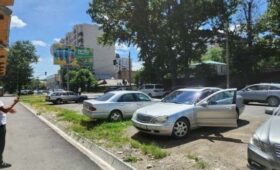 В Бишкеке продолжают штрафовать за парковку на зеленой зоне