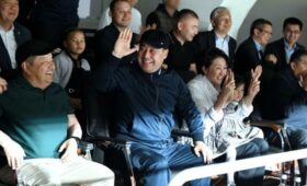 Фото — Как Садыр Жапаров смотрел матч сборных Кыргызстана и Малайзии