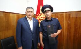 Камчыбек Ташиев наградил сотрудника патрульной милиции