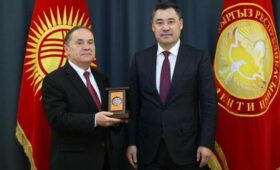 Садыр Жапаров наградил посла Венгрии в Кыргызстане  орденом “Достук”