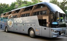 Садыр Жапаров подарил автобус сборной Кыргызстана по футболу