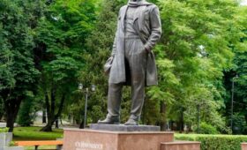 В Бишкеке открыли памятник народному артисту СССР Суймункулу Чокморову