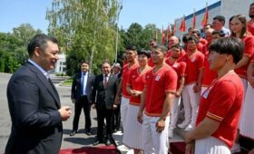Фото — Садыр Жапаров вручил флаг сборной Кыргызстана, участвующей в Олимпийских играх