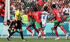 Сборная Марокко по футболу обыграла Аргентину. Скандальный матч доиграли спустя два часа