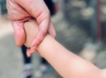«Не управляют гневом». Ученые раскрыли вред гаджетов для успокоения ребенка