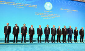Как выглядят лидеры стран ШОС на групповом фото?