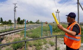 В Бишкеке установлены металлические ограждения вдоль железной дороги