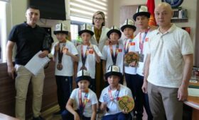 В мэрии Бишкека прошла встреча с юными кикбоксерами, завоевавшими золото на международном турнире