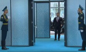 Видео — Садыр Жапаров прибыл для участия в заседании Совета глав стран ШОС в Астане