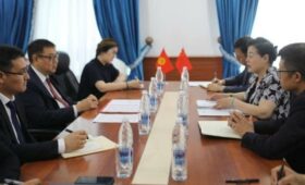 Замглавы МИД провел встречу с послом Китая