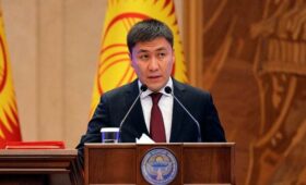 Алмазбека Бейшеналиева оштрафовали и лишили права работать на госслужбе