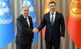 Садыр Жапаров провел переговоры с генсекретарем ООН Антониу Гутерришем в Чолпон-Ате