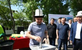 Нурланбек Шакиев заложил капсулу в фундамент нового здания школы в Алае