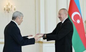 Новый посол Кыргызстана Мамытканов вручил верительные грамоты президенту Азербайджана Алиеву