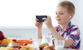 Гаджеты во время еды — «соска нового времени», – детский психолог