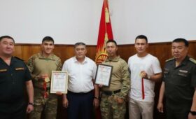 Ташиев вручил по 150 тыс. сомов силовикам за победу в спартакиаде по армейскому рукопашному бою