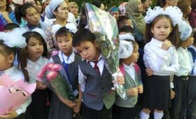 “Кабмин решает проблемы пробок в Бишкеке через детей”