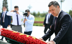 Президент Жапаров возложил цветы к монументу Независимости в Ташкенте