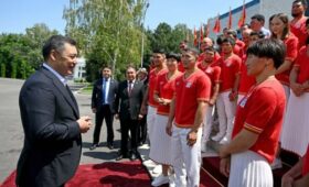 Президент вручил флаг сборной Кыргызстана, участвующей в Олимпийских играх