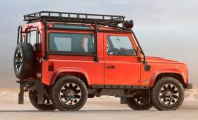 Эта музыка будет вечной: JLR начинает неограниченное производство Classic Defender V8