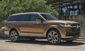 Новый Lincoln Navigator получил внешность в актуальном фирменном стиле и другой салон