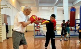 В Бишкеке 77-летний тренер Сатыбалды Джаналиев провел открытую тренировку по боксу