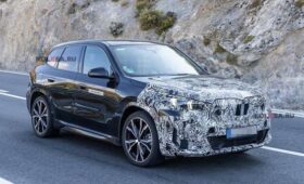 BMW iX1 готовится к первому обновлению: кроссовер поймали во время тестов