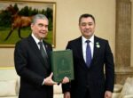 Фото — Садыр Жапаров подарил Гурбангулы Бердымухамедову книгу произведений поэта Махтумкули Фраги на кыргызском языке