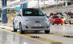 Слабый спрос заставил снова приостановить производство Fiat 500e