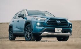 Кроссоверу Toyota RAV4 оставят только полный привод на японском рынке