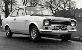 Полностью новый Ford Escort Mk1 RS: только аналоговая техника и два мотора на выбор