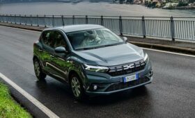 Dacia Sandero нового поколения получит внешность в стиле Duster и останется хэтчбеком