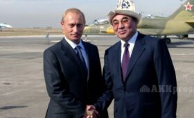 Путин присвоил звание «Заслуженный деятель науки РФ» Аскару Акаеву