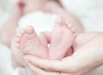 Скончалась девочка, которую нашли в мусорной урне