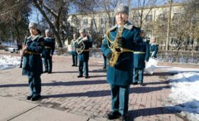 В Бишкеке прошла церемония возложения цветов к памятнику Михаила Фрунзе