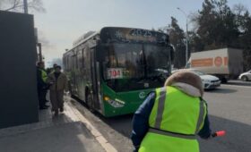 В Бишкеке в ходе рейда составили акты на нескольких водителей автобусов за нарушение правил и работу без формы