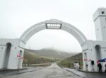 У въезда в город Кербен установили арку