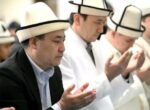 Фото — Садыр Жапаров провел ооз ачар в центральной мечети Бишкека