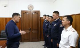 Ташиев вручил 5 сотрудникам патрульной милиции денежные премии