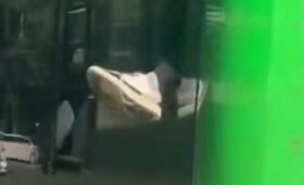 Пассажир автобуса ехал, высунув ногу в окно. В мэрии показали видео с камер внутри транспорта