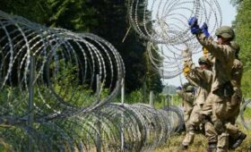 На кыргызско-таджикской границе начали устанавливать колючую проволоку 