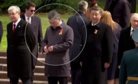 Садыр Жапаров поднял с земли наклейку с флагом Кыргызстана во время церемонии у стен Кремля. Видео