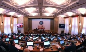 В Жогорку Кенеше поддержали поправки о применении государственного языка