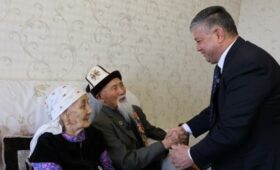Министр труда посетил ветерана Аспека Джумашева и блокадницу Ленинграда Валентину Бережневу