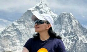 Еще одна женщина из Кыргызстана взошла на Эверест